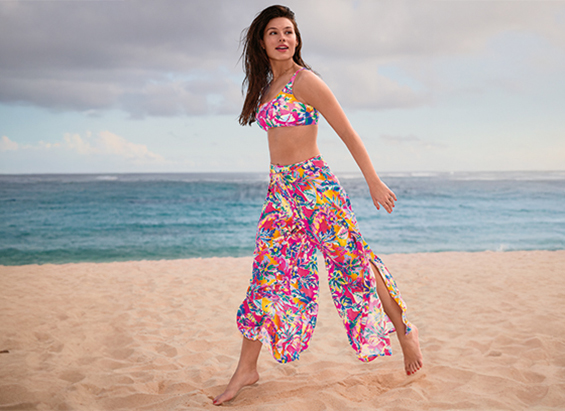 Femme en maillot de bain rayÃ© Anita avec serviette de plage Anita